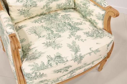 Sillón estilo Louis XVI de roble macizo con tela Toile de Jouy