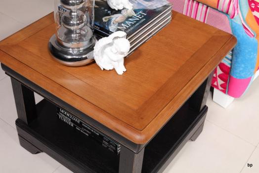 Mesa auxiliar Inês fabricada en madera de roble estilo Provenzal 