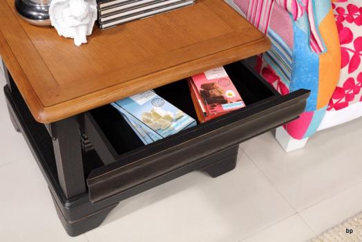Mesa auxiliar Inês fabricada en madera de roble estilo Provenzal 