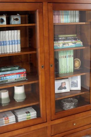 Biblioteca Delphine de 2 puertas y 2 cajones en madera maciza de cerezo de estilo Louis Philippe