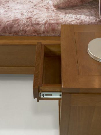 Cómoda con 3 cajones fabricada en madera de roble macizo en estilo contemporáneo