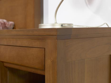 Cómoda con 3 cajones fabricada en madera de roble macizo en estilo contemporáneo