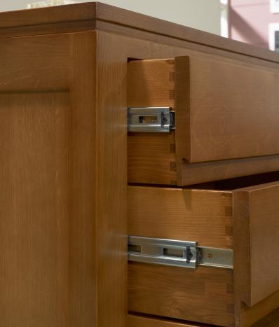 Cómoda con 3 cajones fabricada en madera de roble macizo en estilo contemporáneo
