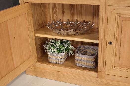 Aparador Isaac con 2 puertas y 2 cajones, fabricado en roble macizo de estilo Directorio.