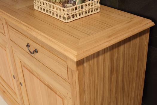 Aparador Isaac con 2 puertas y 2 cajones, fabricado en roble macizo de estilo Directorio.