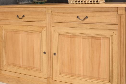 Aparador Isaac con 2 puertas y 2 cajones, fabricado en roble macizo de estilo Directorio.