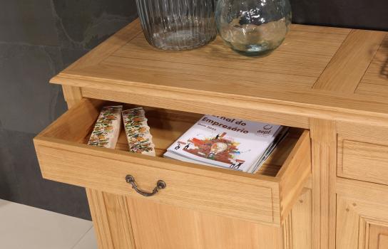 Aparador Isaac con 2 puertas y 2 cajones, fabricado en roble macizo de estilo Directorio.