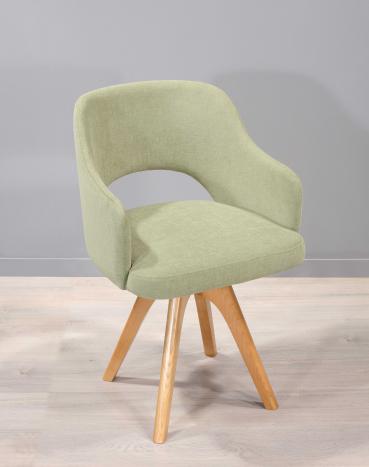 Silla giratoria con reposabrazos Victor. Base de fresno macizo. Retapizada con tela Apollo Green.