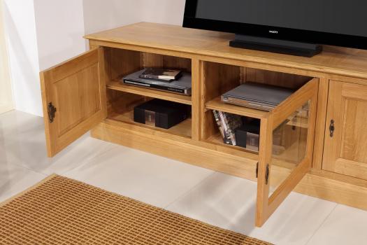 Mueble de TV Damien fabricado en roble en estilo Directoire 