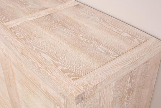 Aparador Navarro de 3 puertas fabricado en madera de roble macizo estilo Contemporáneo
