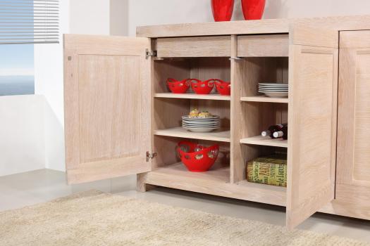 Aparador Navarro de 3 puertas fabricado en madera de roble macizo estilo Contemporáneo