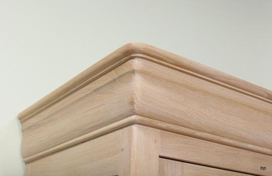 Armario Lucas de 1 puerta + 1 cajón fabricado en madera maciza de Roble estilo Louis Philippe