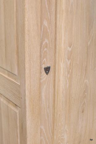 Armario Lucas de 1 puerta + 1 cajón fabricado en madera maciza de Roble estilo Louis Philippe