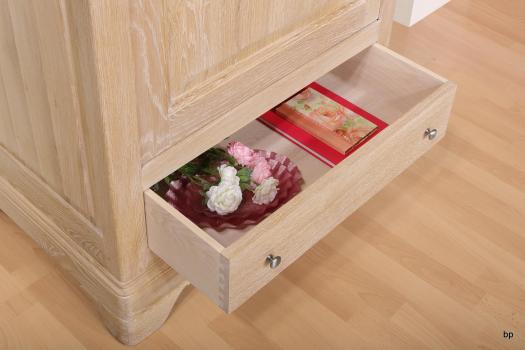 Armario Lucas de 1 puerta + 1 cajón fabricado en madera maciza de Roble estilo Louis Philippe