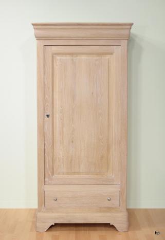 Armario Lucas de 1 puerta + 1 cajón fabricado en madera maciza de Roble estilo Louis Philippe