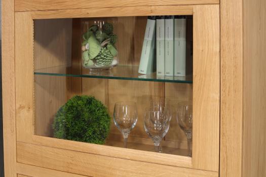 Vitrina de 2 puertas Loann en roble macizo, estilo contemporáneo 