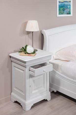 Mesa de noche Guillaume de 1 puerta y 2 cajones fabricada en madera de roble macizo estilo Louis Philippe Acabado en roble cepillado marfil