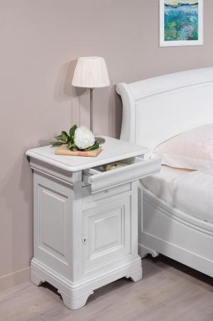 Mesa de noche Guillaume de 1 puerta y 2 cajones fabricada en madera de roble macizo estilo Louis Philippe Acabado en roble cepillado marfil