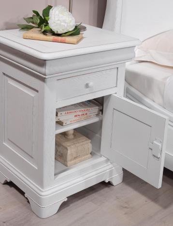Mesa de noche Guillaume de 1 puerta y 2 cajones fabricada en madera de roble macizo estilo Louis Philippe Acabado en roble cepillado marfil