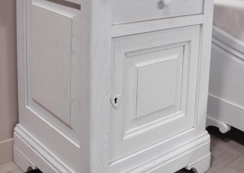 Mesa de noche Guillaume de 1 puerta y 2 cajones fabricada en madera de roble macizo estilo Louis Philippe Acabado en roble cepillado marfil