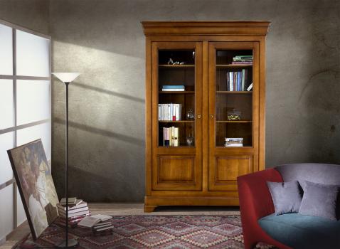 Biblioteca Camille de dos puertas fabricada en madera maciza de cerezo al estilo Louis Philippe. 