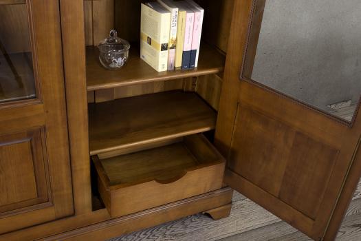 Biblioteca Camille de dos puertas fabricada en madera maciza de cerezo al estilo Louis Philippe. 