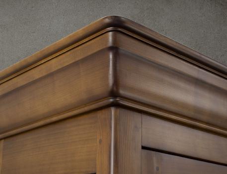 Biblioteca Camille de dos puertas fabricada en madera maciza de cerezo al estilo Louis Philippe. 