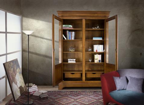 Biblioteca Camille de dos puertas fabricada en madera maciza de cerezo al estilo Louis Philippe. 