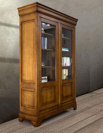 Biblioteca Camille de dos puertas fabricada en madera maciza de cerezo al estilo Louis Philippe. 