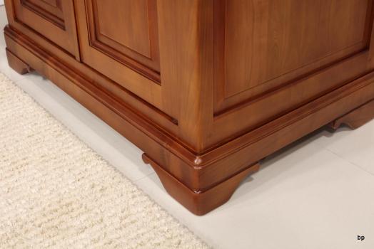 Mueble de tv Maryse de 2 puertas fabricado en madera de cerezo macizo en estilo Louis Philippe.