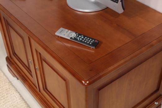 Mueble de tv Maryse de 2 puertas fabricado en madera de cerezo macizo en estilo Louis Philippe.
