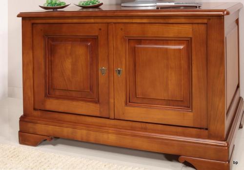 Mueble de tv Maryse de 2 puertas fabricado en madera de cerezo macizo en estilo Louis Philippe.