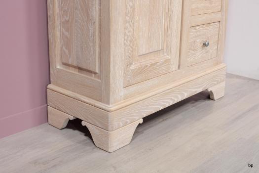 Armario Juan de  1 puerta y 5 cajones fabricado en madera de Roble macizo estilo Provenzal acabado Roble Cepillado Blanqueado