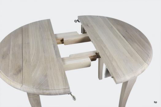 Mesa de comedor redonda  Lidia extensible y con alas abatibles fabricada en madera de Roble macizo al estilo Louis Philippe con 1 extension