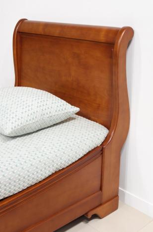 Cama de barco Camille fabricada en madera de cerezo macizo al estilo Louis Philippe de 90x190 