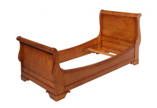 Cama de barco Camille fabricada en madera de cerezo macizo al estilo Louis Philippe de 90x190 