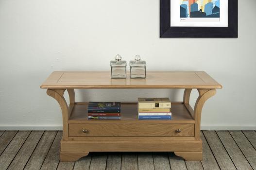 Mesa de centro Bernardo fabricada en madera maciza de Roble en estilo Louis Philippe