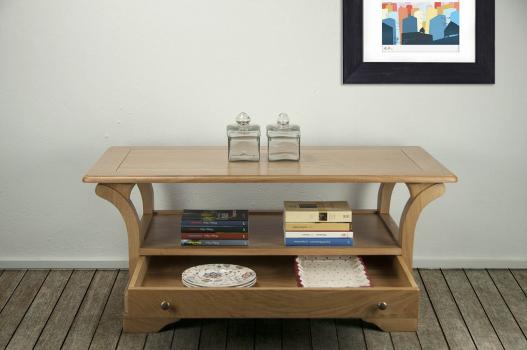 Mesa de centro Bernardo fabricada en madera maciza de Roble en estilo Louis Philippe