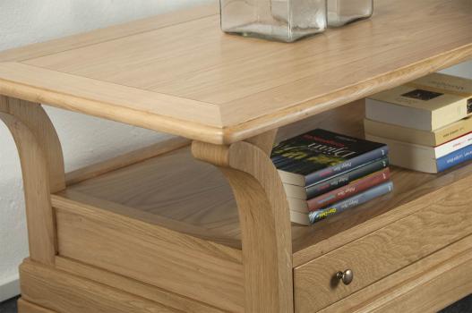 Mesa de centro Bernardo fabricada en madera maciza de Roble en estilo Louis Philippe