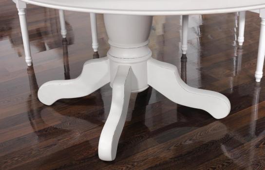 Mesa de comedor ovalada Toledo con una pata central fabricada en madera de Cerezo macizo estilo Louis Philippe 160x120 + 5 extensiones acabado marfil