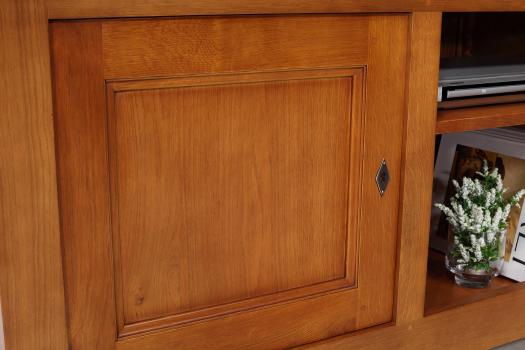 Mueble de TV Amaury fabricado en madera de roble macizo al estilo campestre.