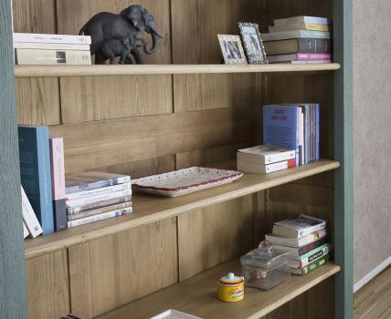 Estantería librería Thiago fabricada en madera maciza de roble al estilo Louis Philippe