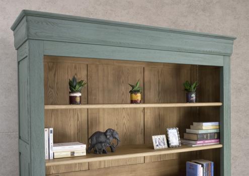 Estantería librería Thiago fabricada en madera maciza de roble al estilo Louis Philippe