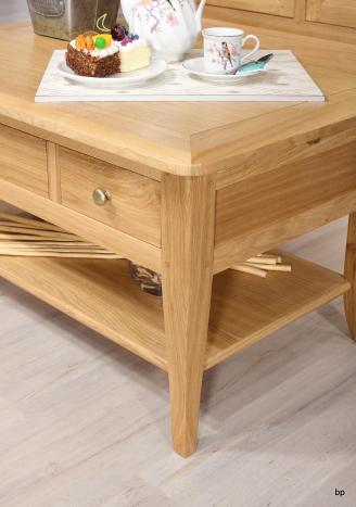 Mesa de centro rectangular fabricada en madera de roble macizo al estilo Louis Philippe