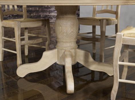 Mesa de comedor redonda Benito con pata central fabricada en madera de Roble macizo al estilo Louis Philippe diametro 105cm acabado cepillado blanqueado 