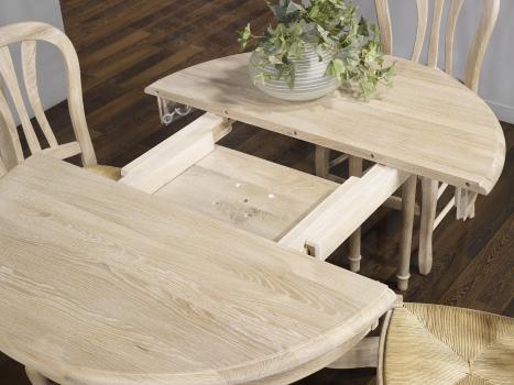 Mesa de comedor redonda Benito con pata central fabricada en madera de Roble macizo al estilo Louis Philippe diametro 105cm acabado cepillado blanqueado 