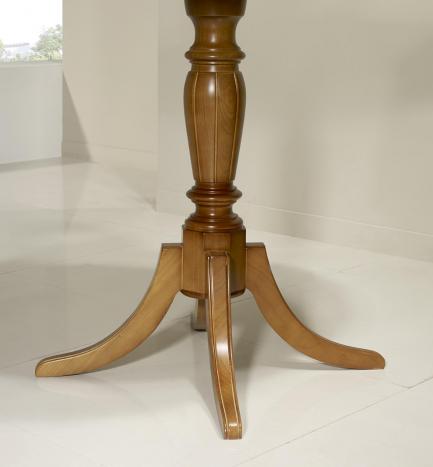 Pedestal fabricado en madera de cerezo macizo al estilo Louis XV  Diámetro 80cm