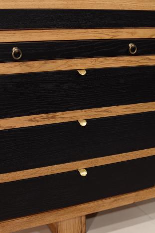 Aparador comedor de 4 puertas y 2 cajones fabricado en madera de roble macizo en estilo Contemporáneo Vintage.