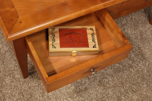 Mesa de centro con 4 cajones fabricada en madera de cerezo macizo en estilo Directoire 