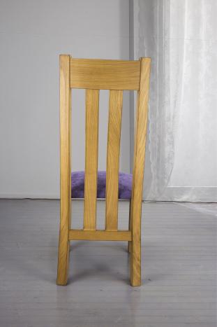 Silla Lay fabricada en madera de roble macizo asiento de tela púrpura acabado dorado antik